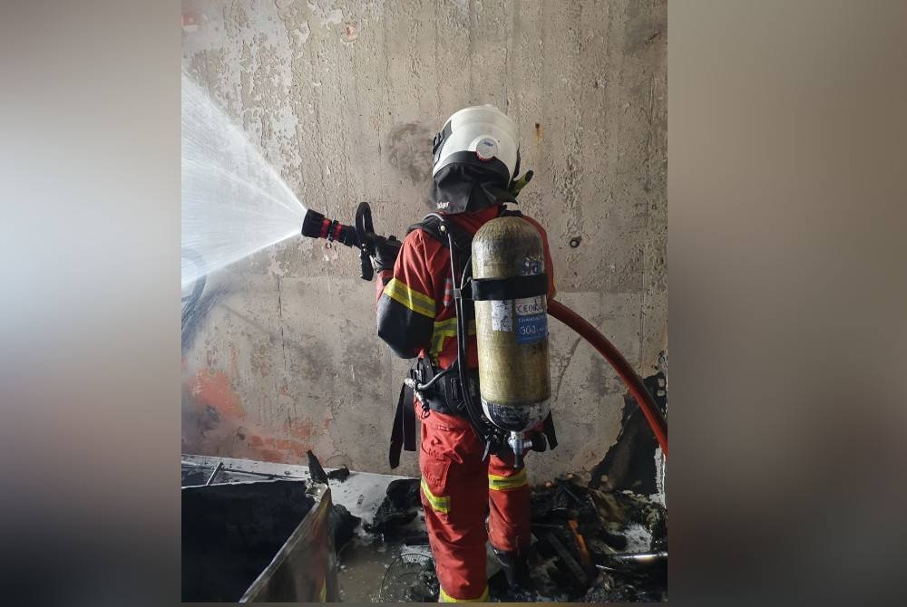 Anggota bomba memadamkan kebakaran sebuah unit rumah pangsapuri di Taman Puchong Hartamas di sini pada Rabu.