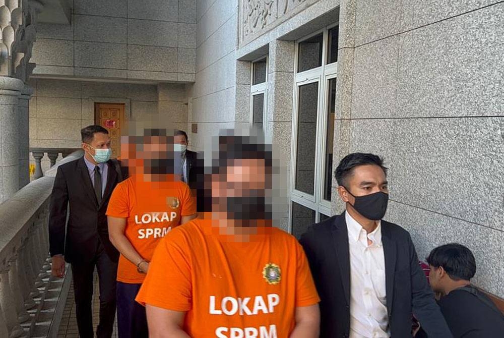 Suspek-suspek penyelewengan sukuk bernilai RM596 juta dibawa ke Mahkamah Majistret Putrajaya pada hari ini bagi mendapatkan tahanan reman.