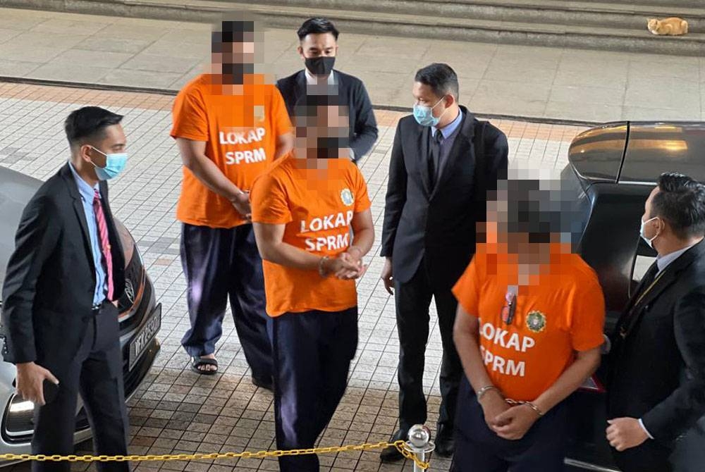 Suspek-suspek penyelewengan sukuk bernilai RM596 juta dibawa ke Mahkamah Majistret Putrajaya pada hari ini bagi mendapatkan tahanan reman.