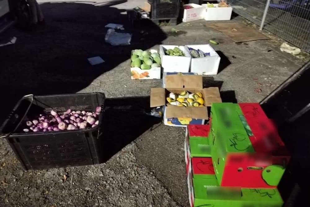 Bakul sayuran dan buah-buahan yang disita DBKL menerusi tindakan khas terhadap penjaja asing di luar Pasar Borong Kuala Lumpur pada Selasa.