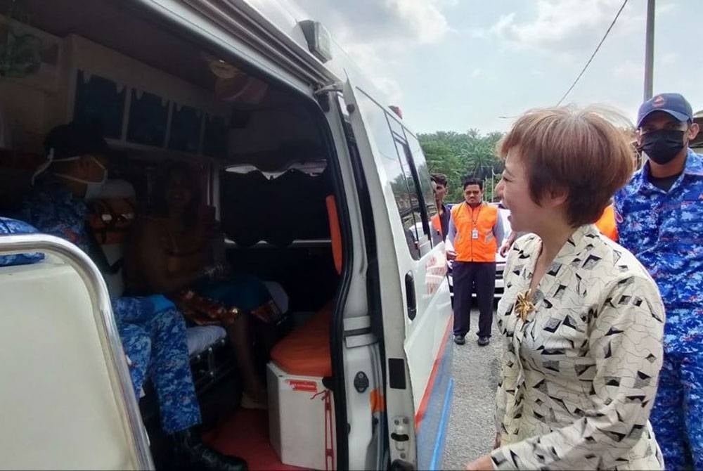 Nicole (dua kanan) berkesempatan menyapa ibu kanak-kanak itu sebelum di bawa ke HTJS pada Rabu menaiki kenderaan Angkatan Pertahanan Awam (APM).