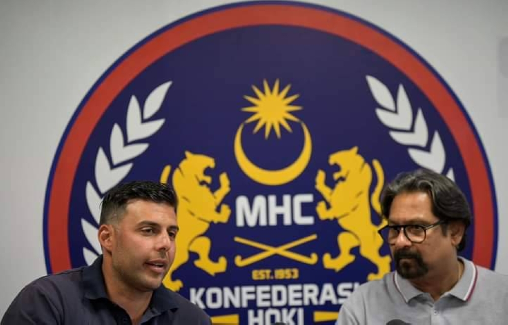 Subahan (kanan) bersama Ciriello pada sidang media di Bukit Jalil, Kuala Lumpur pada Rabu. Foto Facebook MHC.