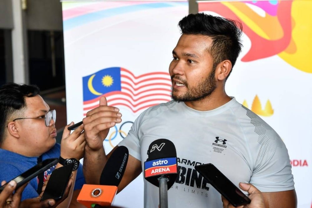 Irfan (kanan) pada sidang media di Bukit Jalil, Kuala Lumpur pada Rabu sempena persiapan atlet ke Sukan SEA. - Foto Bernama
