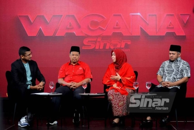 Wacana Sinar Siri 388 membincangkan Pemilihan Umno:Strategi Kembali Berkuasa?, menerusi bersama panel jemputan Mohd Razlan (dua kiri), Calon Ahli Majlis Kerja Tertinggi UMNO, Datuk Seri Shahaniza Shamsuddin dan Calon Ahli Majlis Kerja Tertinggi UMNO, Datuk Fathul Bari Mat Yahya (kanan) yang berlangsung di Studio Sinar Harian pada Selasa. - Foto Sinar Harian / Asril Aswandi Shukor.