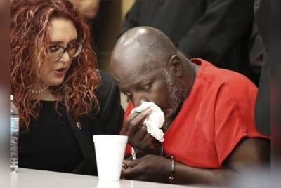 Holmes menangis kegembiraan selepas hakim menggugurkan tuduhan ke atasnya. - Foto Agensi