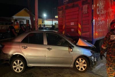 Keadaan kereta Toyota Vios yang terlibat dalam kemalangan berkenaan. - Foto Bomba Johor