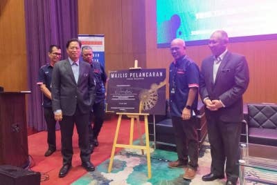 Azam (kiri) bersama (dari kanan) Razim dan Shamshun pada majlis pelancaran dan mesyuarat agung Pakar yang diadakan di ibu pejabat SPRM pada Rabu.