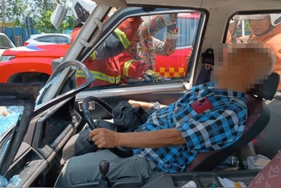 Anggota bomba menjalankan kerja-kerja mengeluarkan mangsa yang tersepit di bahagian tempat duduk pemandu dalam kemalangan kemalangan di Jalan Bukit Angkat di Kajang pada Rabu.