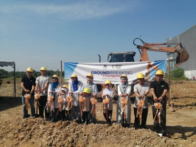 Zaliza (lima dari kiri) merasmikan majlis pecah tanah bangunan Sekolah Antarabangsa IDRISSI Setia Alam pada Rabu.