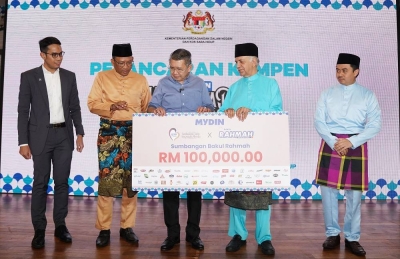 Salahuddin (tengah) dan Ameer Ali (dua dari kanan) ketika melancarkan Bazar Ramadan Menu Rahmah di Pasaraya Mydin pada perasmian Kempen Mydin "Klasiknya Raya" pada Rabu.