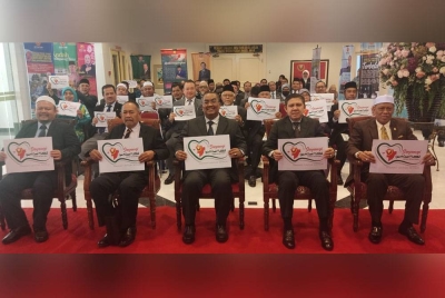 Muhammad Sanusi (tengah) melancarkan Kempen Sayangi Kedah Sejahtera selepas tamat Sidang Dewan Undangan Negeri (DUN) di Wisma Darul Aman, Alor Setar pada Rabu.