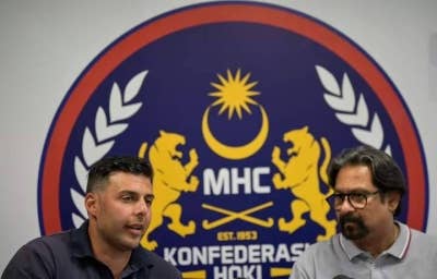 Subahan (kanan) bersama Ciriello pada sidang media di Bukit Jalil, Kuala Lumpur pada Rabu. Foto Facebook MHC.