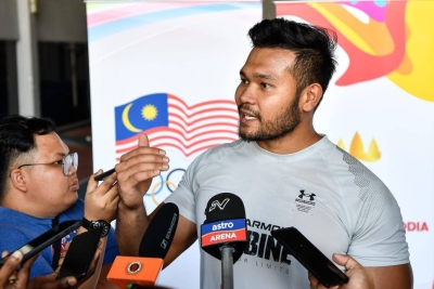 Irfan (kanan) pada sidang media di Bukit Jalil, Kuala Lumpur pada Rabu sempena persiapan atlet ke Sukan SEA. - Foto Bernama