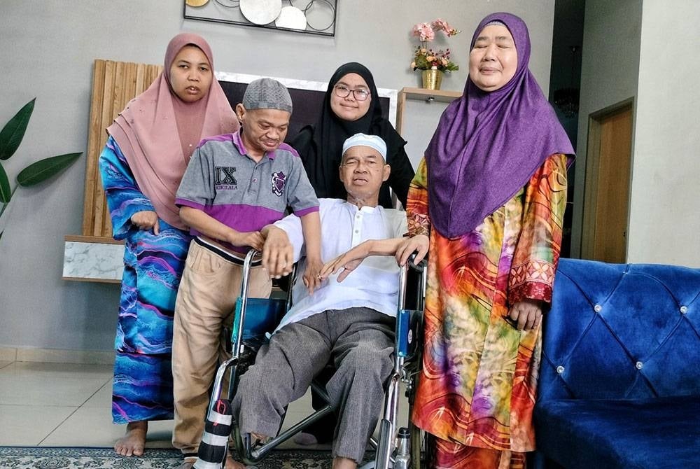 Siti Nurul Hasyimah (tiga, kiri) bersama ibu bapa serta abang dan kakak OKU ketika menginap di Homestay Sarasera di Bukit Katil di sini, pada Rabu.