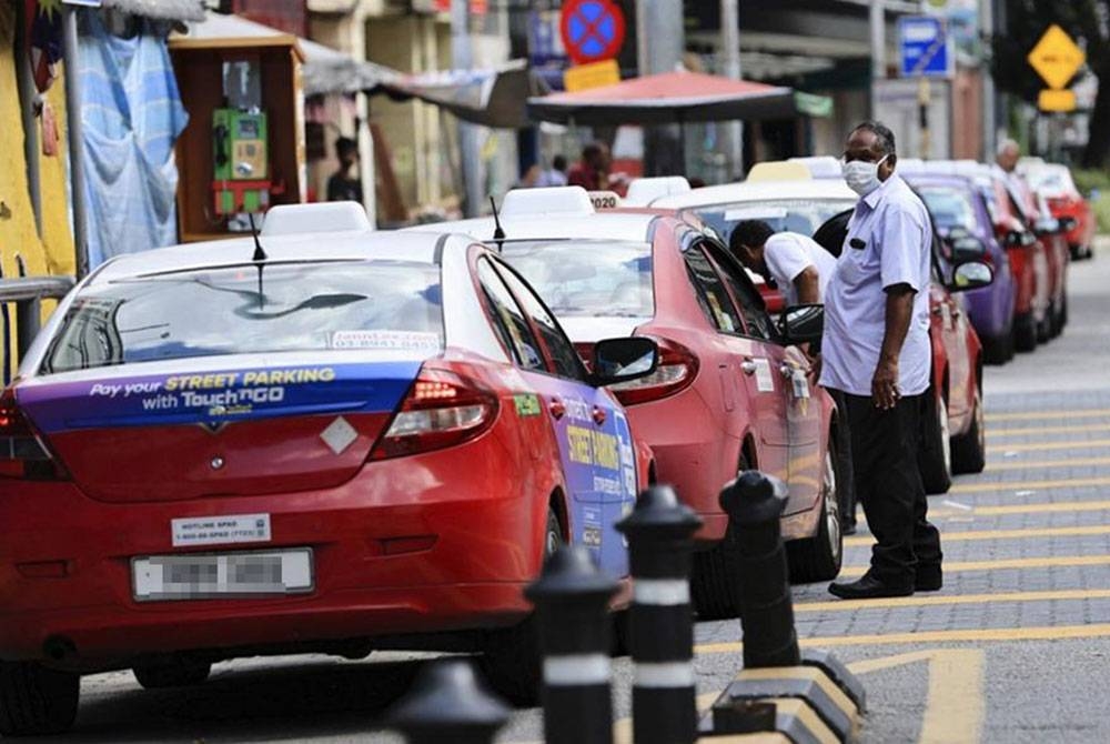 Pemandu teksi kini hanya lebih banyak termenung menunggu pelanggan. Gambar Bernama.