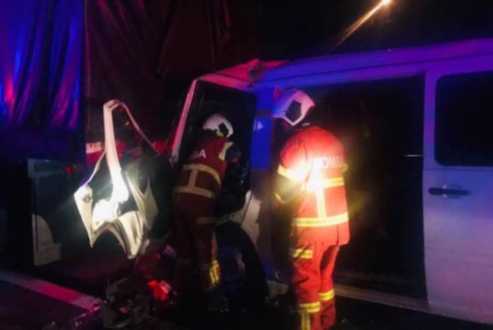 Anggota bomba mengeluarkan mangsa yang terlibat dalam nahas di KM268 Lebuhraya Utara-Selatan (PLUS), arah utara pagi ini. - Foto JBPM