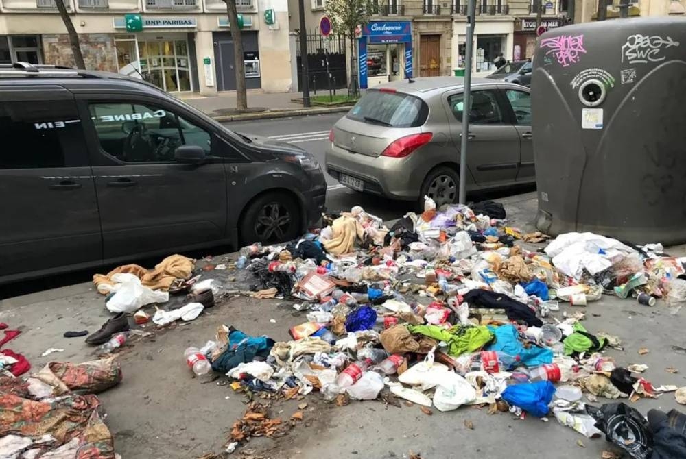Les ordures qui jonchent les rues ternissent l'image de Paris, surnommée la Ville Romantique.  - Agence