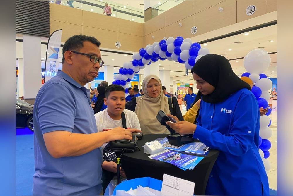 Orang ramai mengambil kesempatan mendapatkan maklumat lanjut berkaitan dengan MBSB Bank.