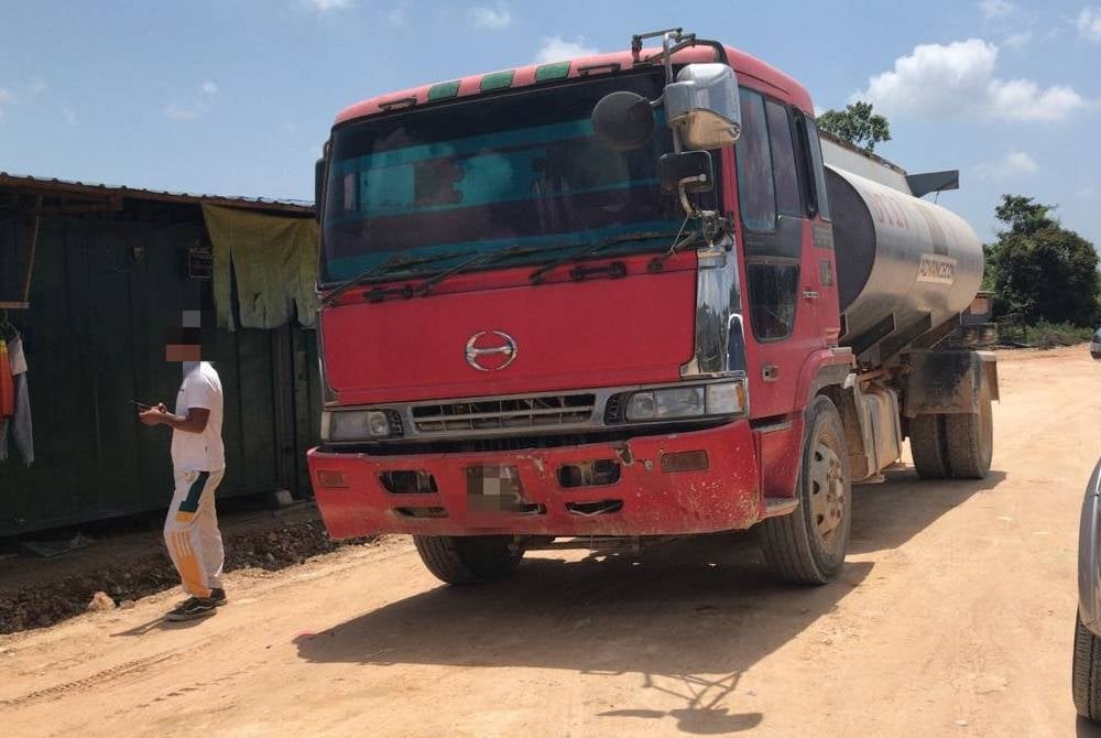 Lori tangki yang dirampas KPDN dalam Ops Tiris di Kuala Dungun, Dungun pada Rabu. - Foto KPDN
