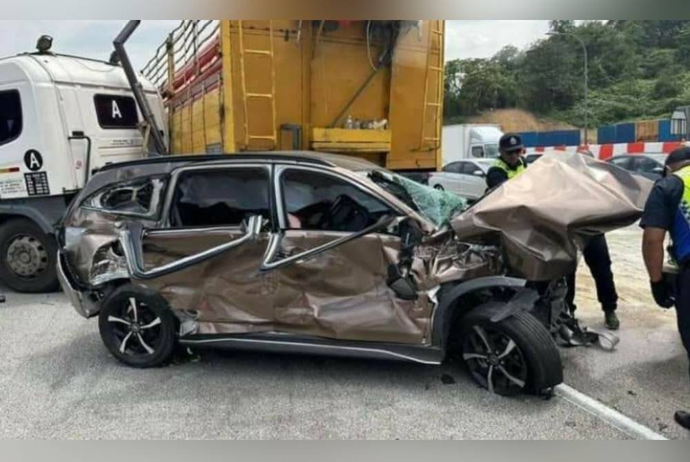 Keadaan SUV yang dinaiki lima beranak terlibat dalam kemalangan di kilometer 439.6 Lebuhraya Utara Selatan arah Utara pada Selasa.