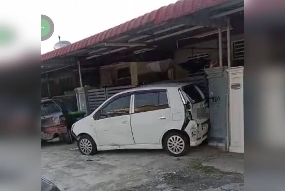 Kenderaan yang diletakkan di hadapan rumah penduduk turut dirempuh.
