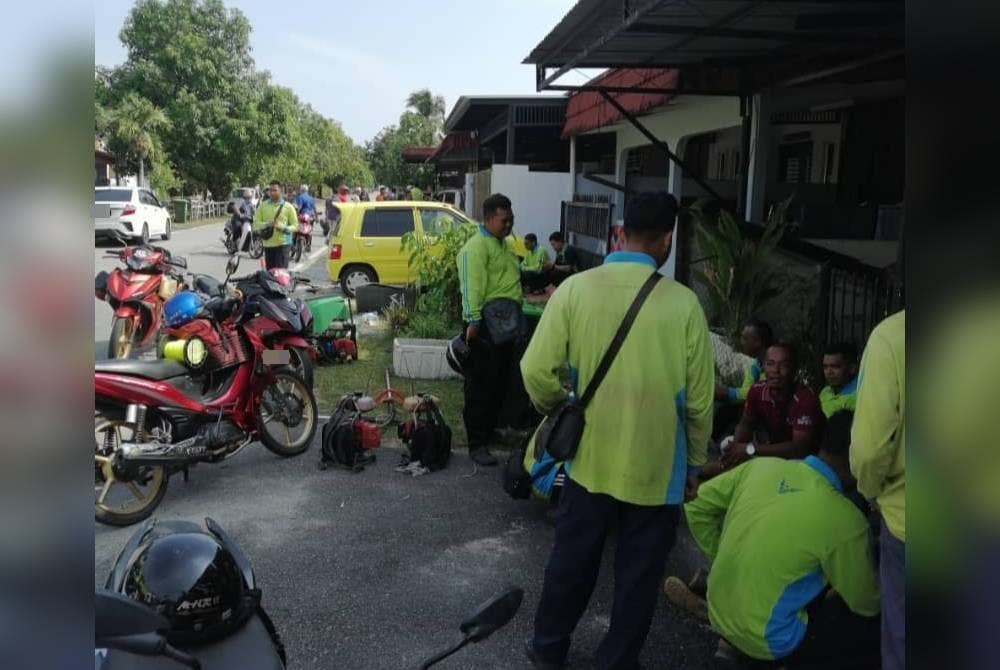 Kejadian berlaku ketika mangsa bersama rakan sekerja lain sedang melakukan tugas memotong rumput di taman perumahan tersebut.