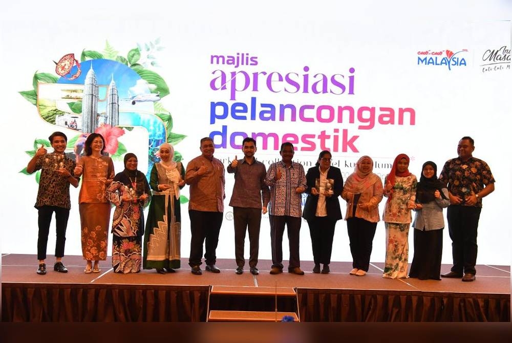 Khairul Firdaus (enam dari kiri) ketika Majlis Apresiasi Pelancongan Domestik.