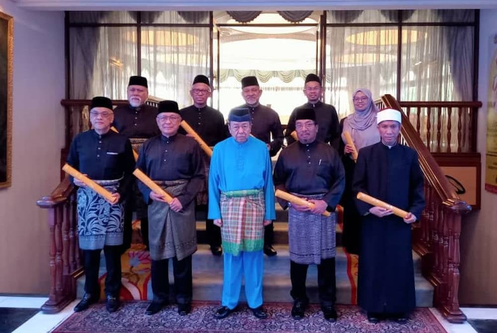 Sultan Sharafuddin(tengah) berkenan bergambar bersama sembilan penerima watikah pelantikan Ahli Lembaga Pengarah PWS.