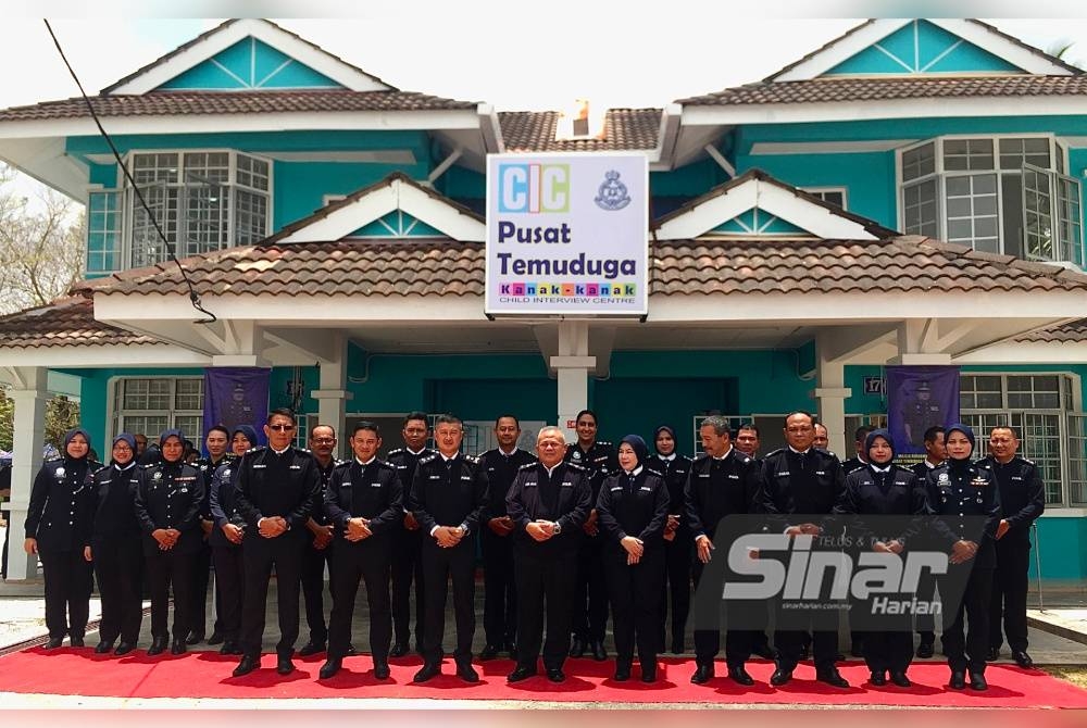 Abd Jalil (tengah) bergambar bersama barisan anggota dan pegawai di hadapan CIC Pengkalan Chepa, Kota Bharu pada Khamis.