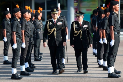 Azam memeriksa perbarisan pada Majlis Perbarisan Tamat Latihan Kursus Asas Pegawai SPRM (Penolong Penguasa P29) di pekarangan Kompleks SPRM Johor hari ini. - Foto Bernama