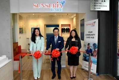 Leong Yap (tengah) hadir menyempurnakan pelancaran pusat penjagaan kesihatan pertama syarikat, Sunsuria Care Hub, bersama dua pegawai
kanannya Dr Diana Tan (kiri) dan Audrey Ooi.