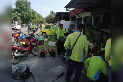 Kejadian berlaku ketika mangsa bersama rakan sekerja lain sedang melakukan tugas memotong rumput di taman perumahan tersebut.
