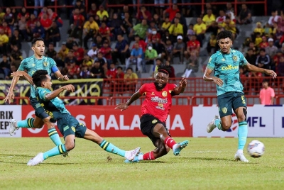 Pemain Negeri Sembilan Levy Madinda (tengah) merembat bola ke gawang Terengganu FC pada perlawanan Liga Super di Stadium Tuanku Abdul Rahman Paroi malam ini. Foto Bernama
