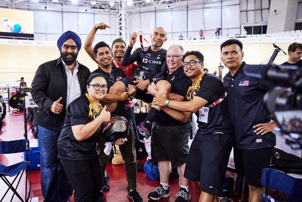 Azizulhasni (tengah) meraikan kejayaannya memenangi pingat perak acara keirin pada Piala Negara-Negara UCI di Jakarta, Indonesia bulan lalu.
Foto FB Azizulhasni Awang