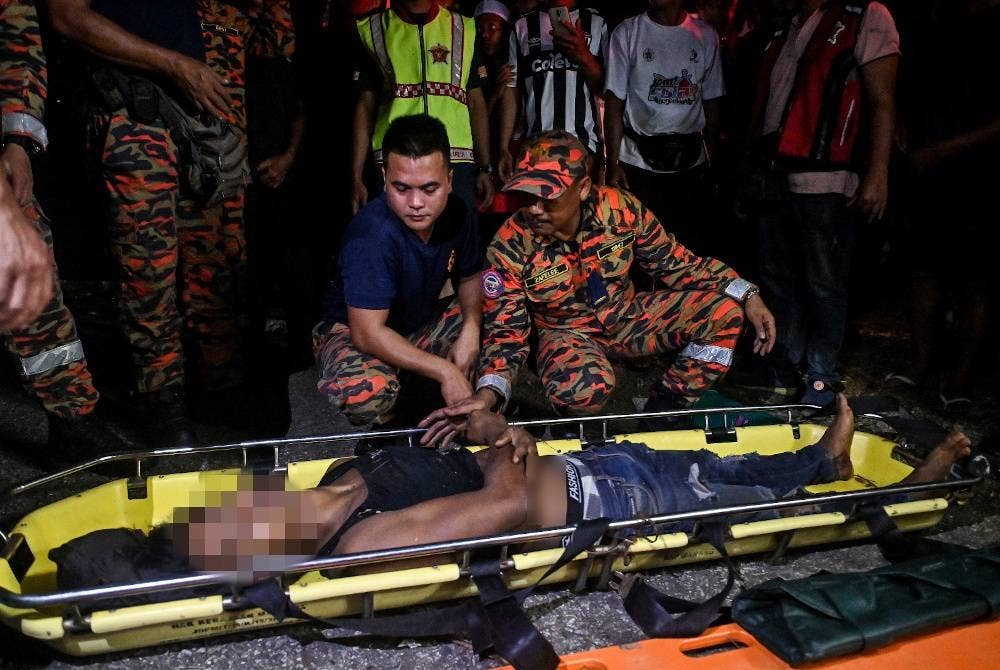 Seorang pencari madu lebah yang terjatuh dari sepohon pokok tualang sebelum terjunam ke dalam sebuah cerun di Bukit Jejulong dekat Kampung Jejulong, di sini malam Khamis. - Foto Bernama