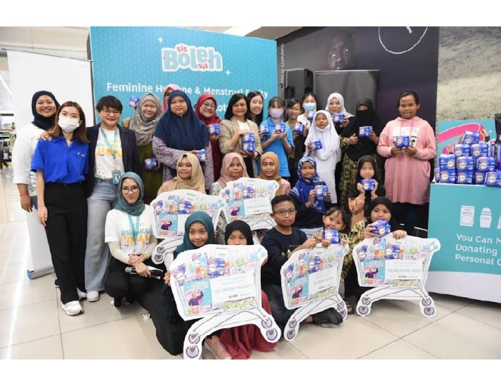 Para siswa dan guru dari sekolah asuh bersama Lotus Malaysia dan kelompok Kotex Malaysia.