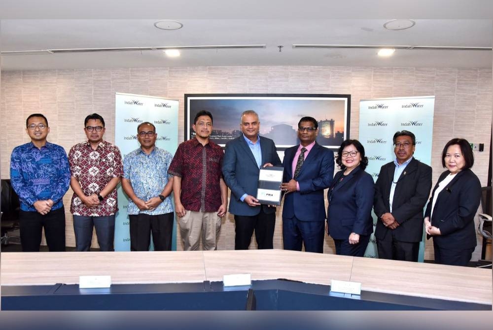 Pathmanathan (empat dari kanan) mewakili PBAPP dalam menandatangani MoU bersama IWK di Kuala Lumpur pada Khamis.