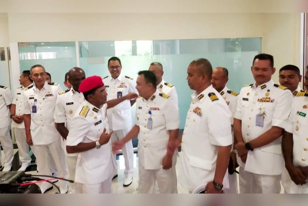 Mohd Zubil bersalaman dengan pegawai-pegawai APMM pada hari terakhir perkhidmatan beliau di Putrajaya pada Jumaat.