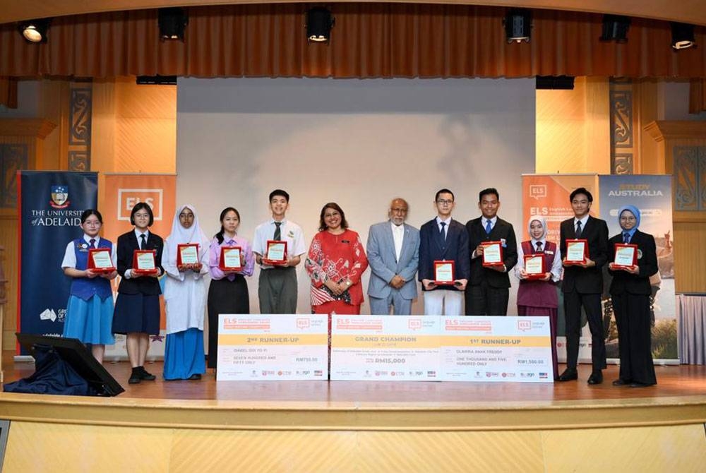 Majlis penyampaian anugerah kepada 10 pelajar yang menerima pengiktirafan sebagai finalis Pertandingan Menulis Esei ELS English Language Ambassador Award 2022.