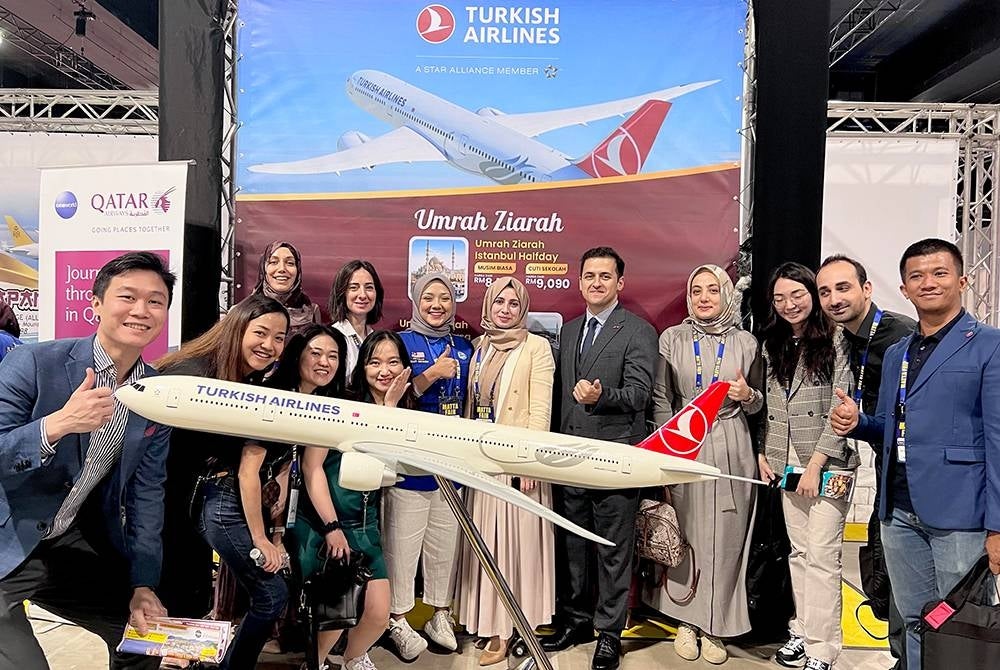 Izzati (lima dari kiri) mengadakan kolaborasi tiket penerbangan bersama Turkish Airlines sebanyak 10,000 tiket