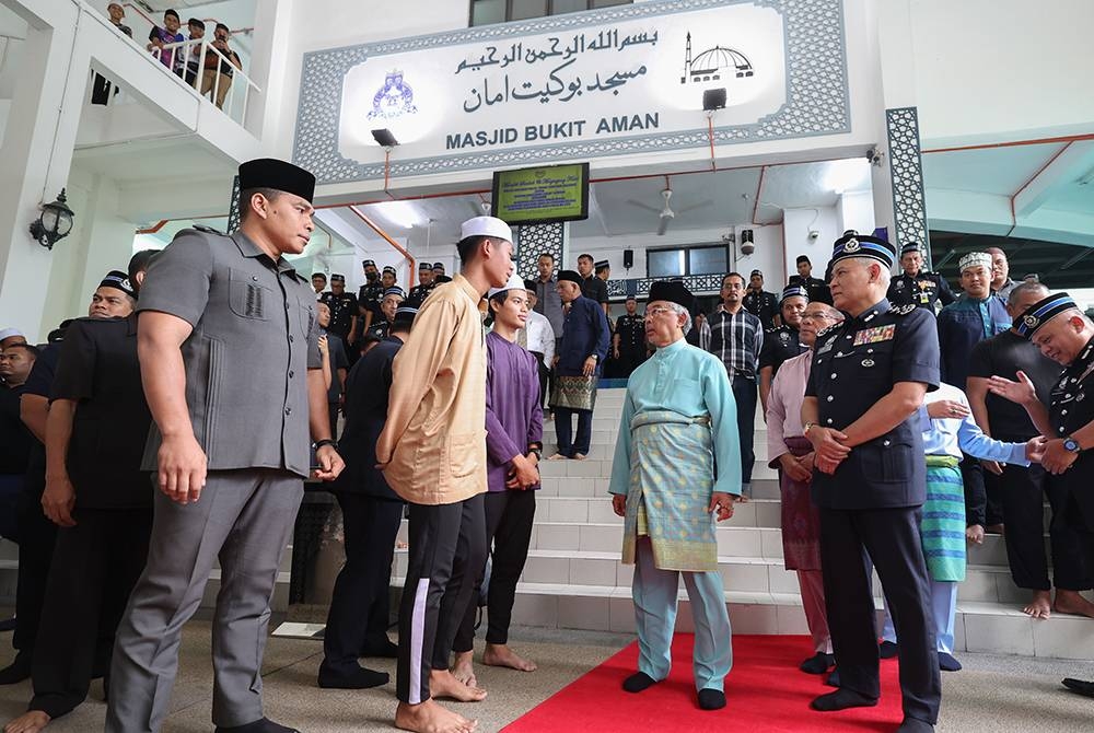 Al-Sultan Abdullah berkenan beramah mesra bersama jemaah di Masjid Bukit Aman. Foto Bernama