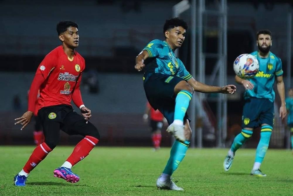 Kehadiran Shahrel Fikri mengubah rentak permainan Negeri Sembilan pada separuh masa kedua ketika berdepan TFC dalam aksi Liga Super di Paroi, malam tadi. Foto Facebook MFL