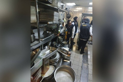 Perkakas dan peralatan yang didapati tidak disusun dengan rapi.