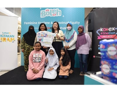 Azliza (dua dari kiri) dan Siew Ching (tengah) menyerahkan sumbangan produk penjagaan kebersihan kepada para pelajar.