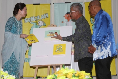 Tuanku Zara berkenan melancarkan buku Karya Seni Bidadari yang merupakan ilustrasi seni dan kreatif pelajar kurang upaya (OKU) di bawah Pafid.