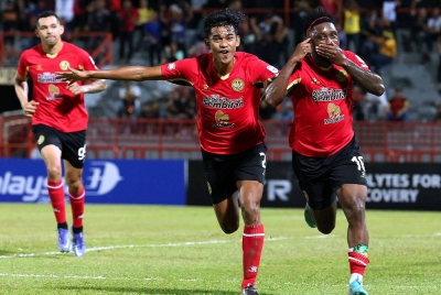 Pemain Negeri Sembilan, Levy Madinda (kanan) meraikan jaringan golnya ketika menentang Terengganu FC pada perlawanan Liga Super di Stadium Tuanku Abdul Rahman Paroi, malam Khamis. - Foto Bernama