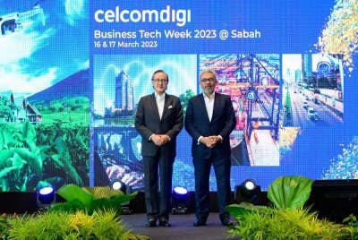 Datuk Seri Panglima Masidi Manjun, Sabah State Finance Minister (left) officiated the opening of CelcomDigi Business Tech Week in Kota Kinabalu, Sabah, accompanied by Afizulazha Abdullah,CelcomDigi’s Chief Enterprise Business Officer.