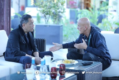 Hamidin (kiri) mengadakan pertemuan dengan Collina.