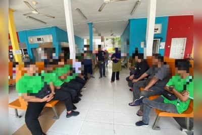 Seramai 11 lelaki ditahan penguatkuasa Jabatan Hal Ehwal Agama Terengganu (JHEAT) selepas dikesan meninggalkan kewajipan solat Jumaat dalam satu operasi di sekitar bandaraya ini pada Jumaat. - Foto JHEAT