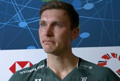 Axelsen menangis setelah tewas kepada Tze Yong dalam kejohanan Seluruh England pada malam Khamis. - Foto Agensi